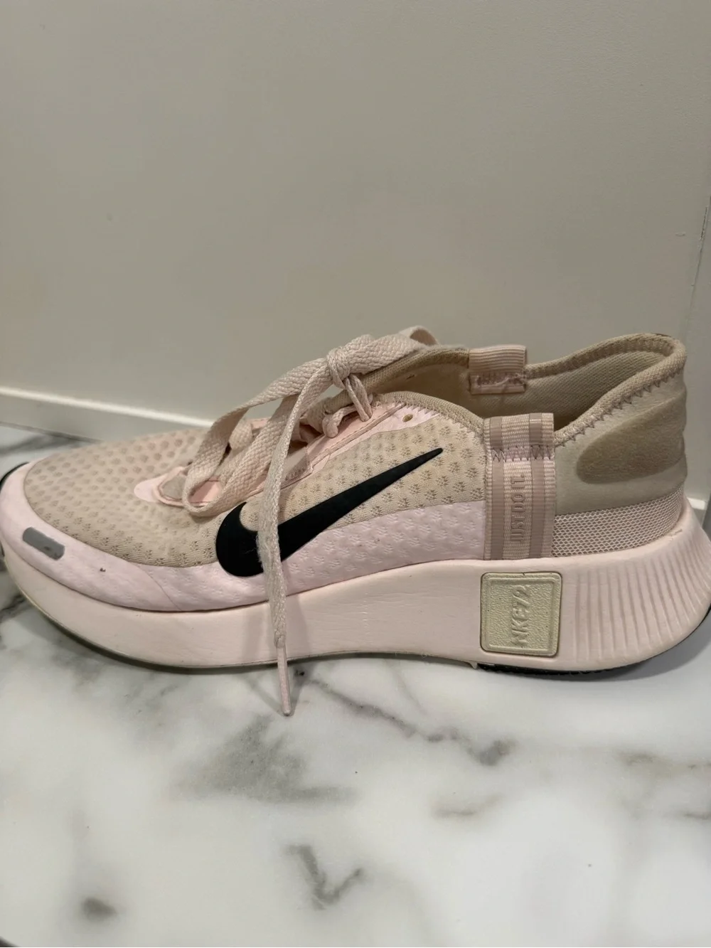 Nike Reposto pink sneaker Women’s Size 7